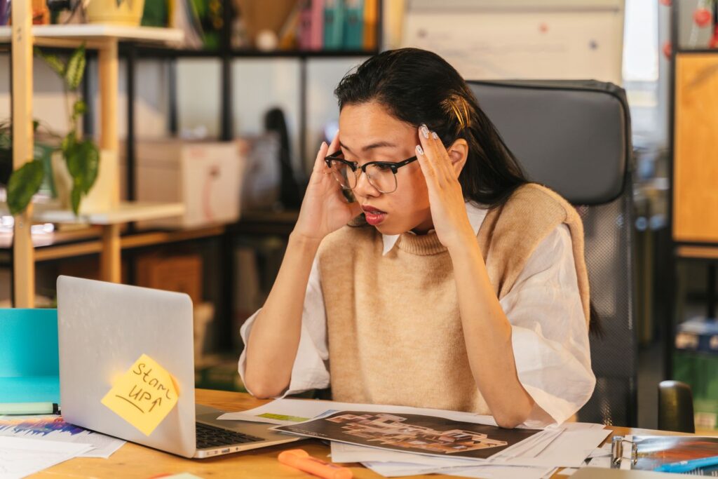 Stressed employee at a laptop unable to generate an eVisa share code for a right to work check